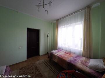 Фото номера Стандартный двухместный номер с 2 отдельными кроватями и общей ванной комнатой Гостевой дом Guesthouse Alakol г. Каракол 6