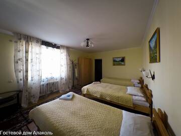 Фото номера Трехместный номер с собственной ванной комнатой Гостевой дом Guesthouse Alakol г. Каракол 3