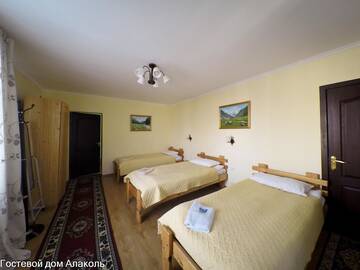 Фото номера Трехместный номер с собственной ванной комнатой Гостевой дом Guesthouse Alakol г. Каракол 4