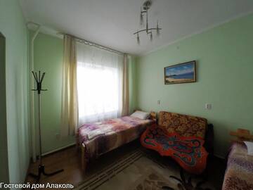 Фото номера Стандартный двухместный номер с 2 отдельными кроватями и общей ванной комнатой Гостевой дом Guesthouse Alakol г. Каракол 3