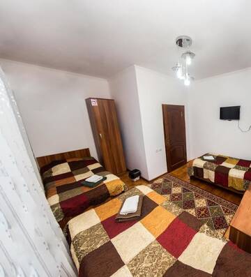 Фото номера Трехместный номер Отели типа «постель и завтрак» Sweet House Guest house г. Каракол 2