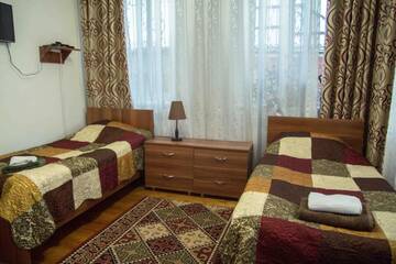 Фото номера Трехместный номер Отели типа «постель и завтрак» Sweet House Guest house г. Каракол 3
