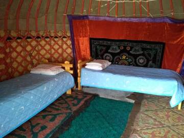 Фото номера Трехместный номер с общей ванной комнатой Кемпинги Karakol Yurt Lodge г. Каракол 9