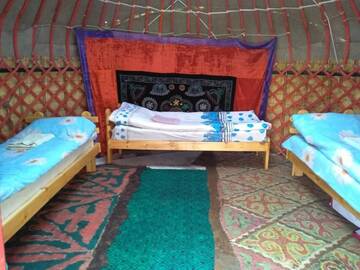 Фото номера Трехместный номер с общей ванной комнатой Кемпинги Karakol Yurt Lodge г. Каракол 7