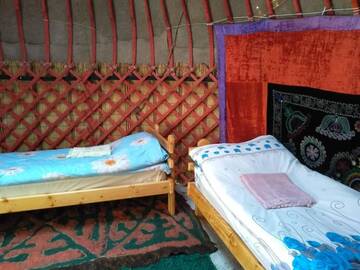 Фото номера Трехместный номер с общей ванной комнатой Кемпинги Karakol Yurt Lodge г. Каракол 8