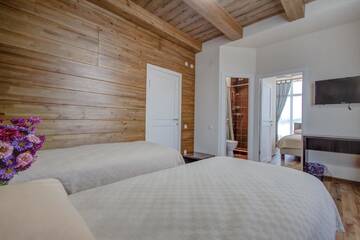 Фото номера Семейный номер Делюкс Отель Hillside Karakol B&amp;B г. Каракол 5