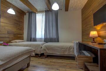 Фото номера Трехместный номер с ванной комнатой Отель Hillside Karakol B&amp;B г. Каракол 2