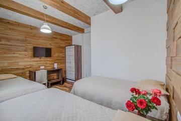 Фото номера Трехместный номер с ванной комнатой Отель Hillside Karakol B&amp;B г. Каракол 4