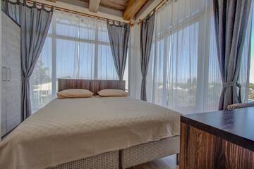 Фото номера Семейный номер Делюкс Отель Hillside Karakol B&amp;B г. Каракол 2