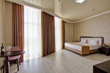 Фото номера Большой двухместный номер с 1 кроватью Отель Karagat Hotel г. Каракол 3