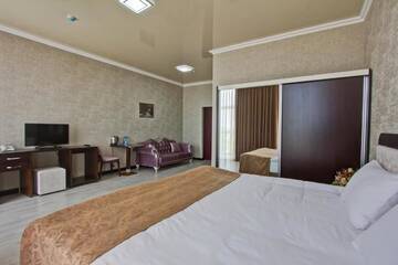 Фото номера Большой двухместный номер с 1 кроватью Отель Karagat Hotel г. Каракол 9