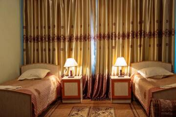 Фото номера Стандартный номер с 2 односпальными кроватями и диваном Отель Hotel Enirest г. Каракол 2