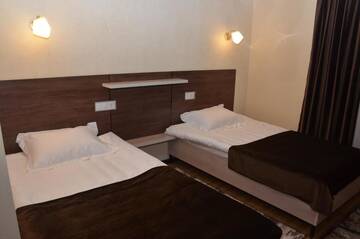 Фото номера Двухместный номер Делюкс с 2 отдельными кроватями Отель Sunrise Karakol г. Каракол 8
