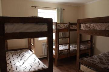 Фото номера Кровать в общем 6-местном номере для мужчин и женщин Хостелы Snow Leopard Hostel г. Каракол 11