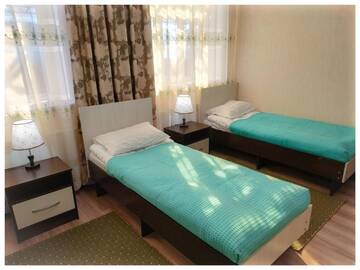 Фото номера Трехместный номер Гостевой дом TwinHouse Karakol г. Каракол 2
