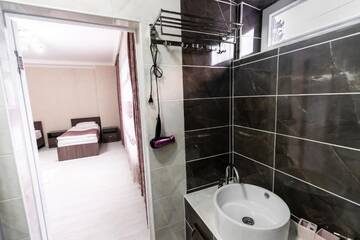 Фото номера Двухместный номер с 2 отдельными кроватями и душем Отель MIXX HOTEL г. Каракол 11