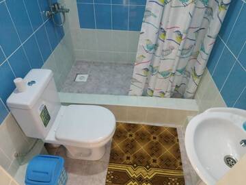 Фото номера Трехместный номер с душем Отель Rahat guest house г. Каракол 3